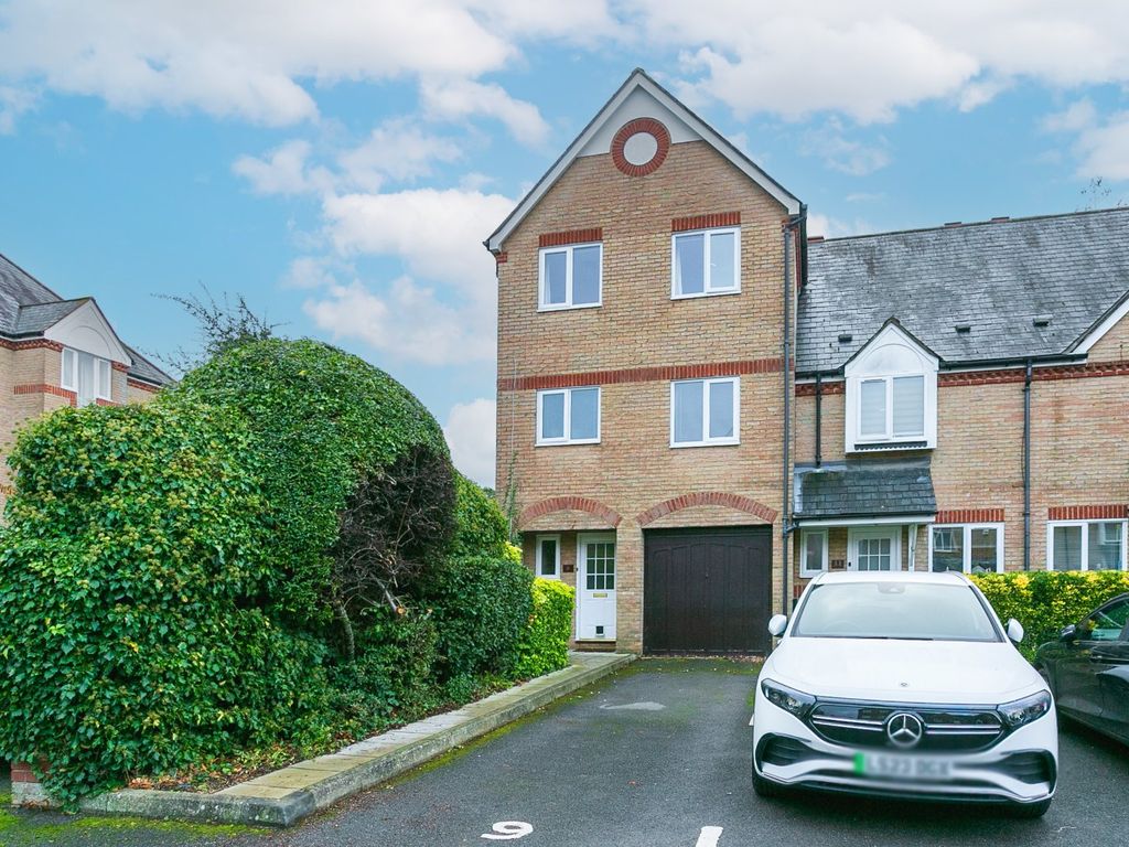 4 bed end terrace house for sale in Norbury Avenue, Watford