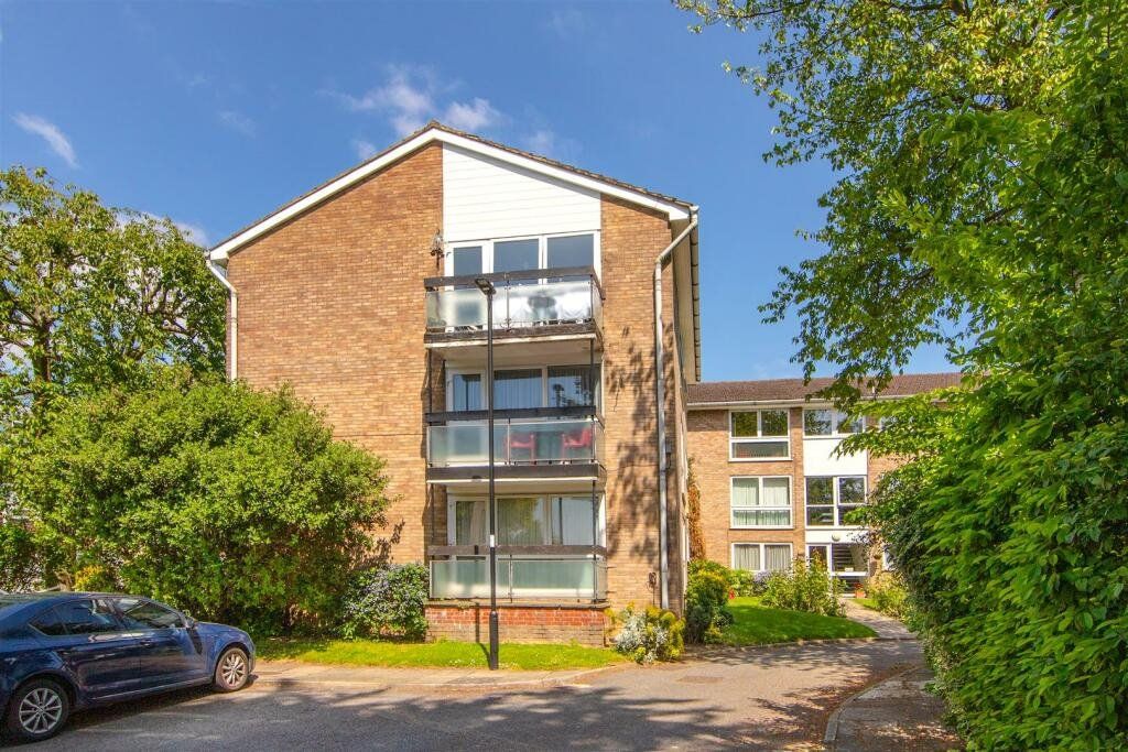 2 bed flat to rent in Lucern Close, Alderman's Hill, Palmers Green N13