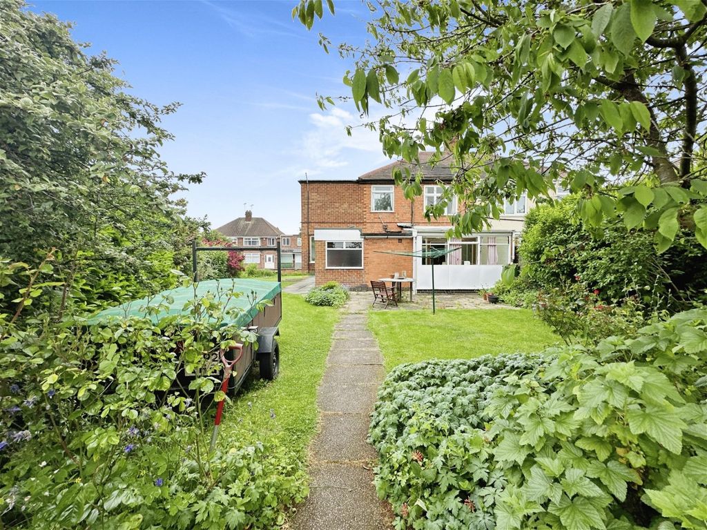 5 bed semidetached house for sale in Kings Drive, Leicester Forest
