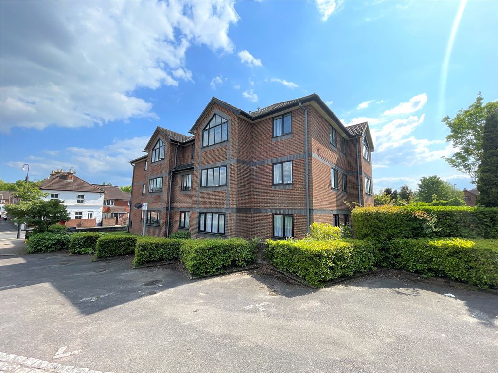 2 bed flat for sale in Wellesley Gate, East Station Road, Aldershot