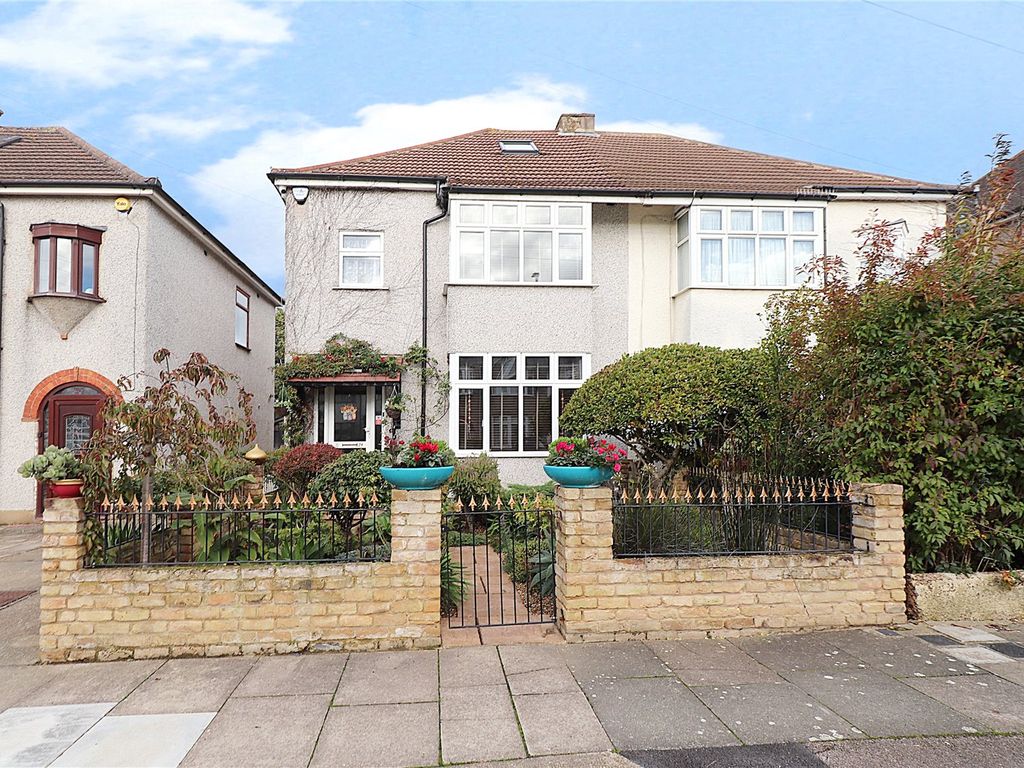 4 bed semidetached house for sale in Orchard Close, Bexleyheath, Kent