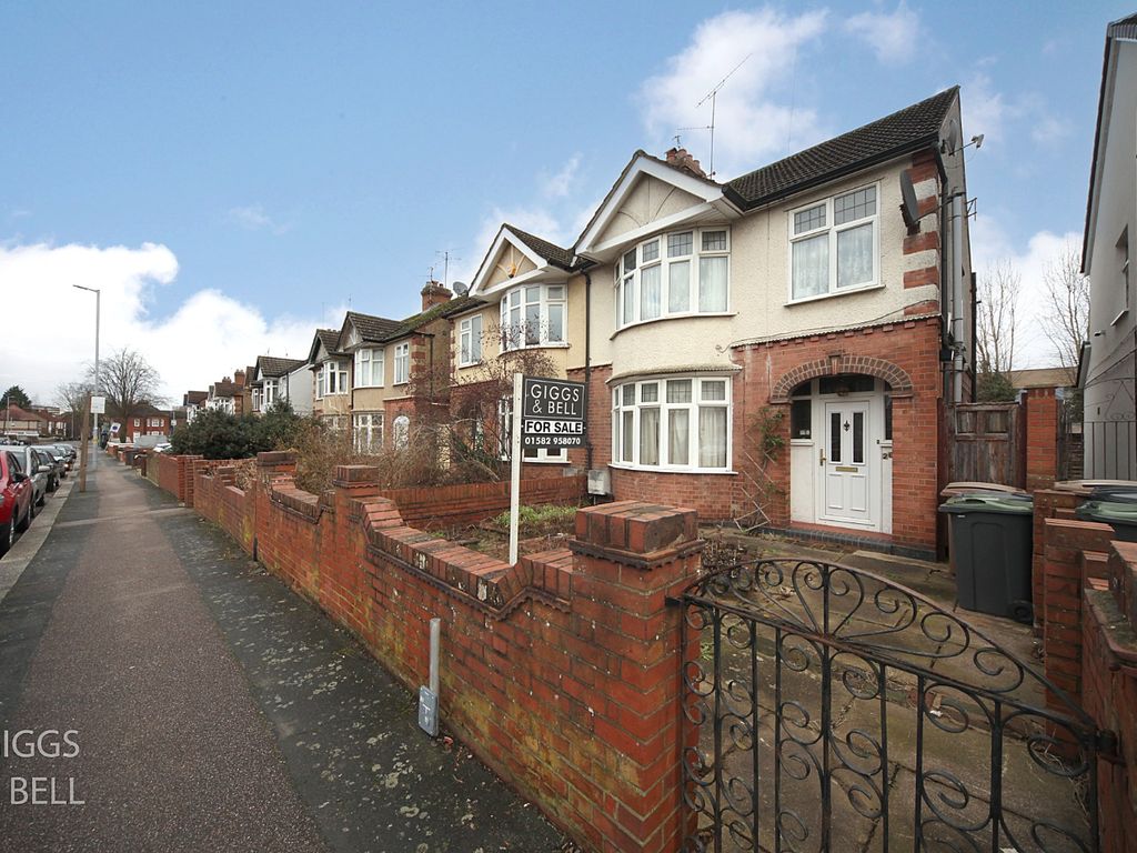 3 bed semidetached house for sale in Park Street, Luton, Bedfordshire
