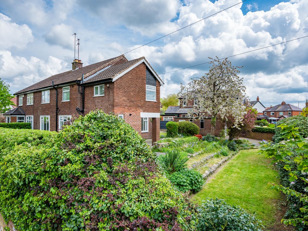 4 bed semidetached house for sale in Devonshire Road, Dentons Green