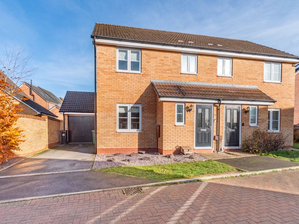 3 bed semidetached house for sale in Gretton Close, Brockhill