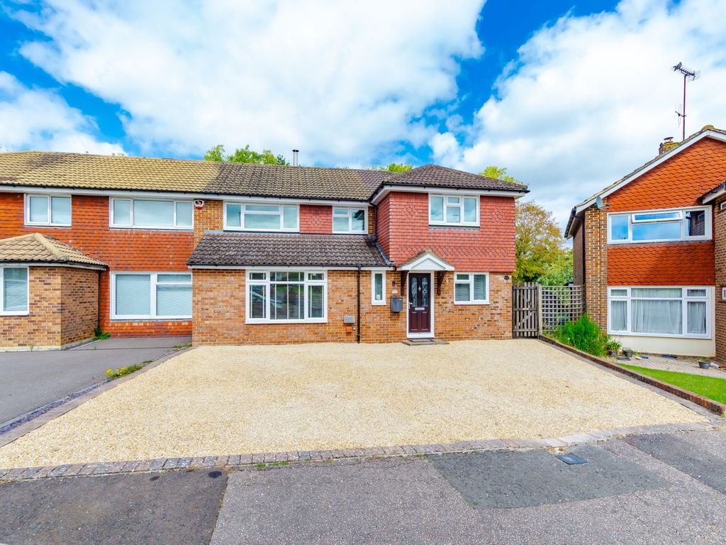 4 bed semidetached house for sale in Wealdon Close, Southwater