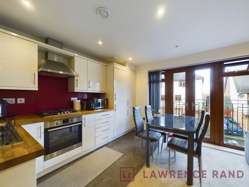 2 bed property to rent in Flowers Avenue, Ruislip HA4, £1,800 pcm Zoopla