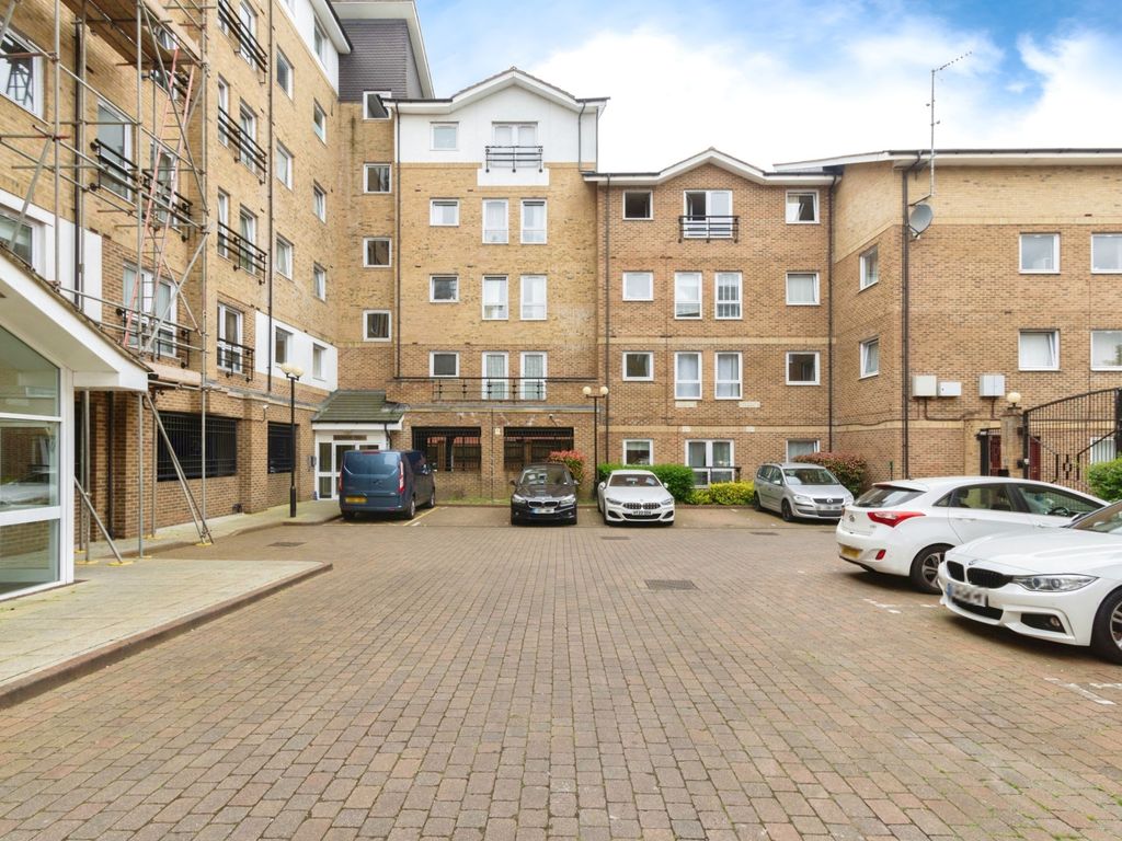2 bed flat to rent in Salisbury House, 8 Melbourne Road, Wallington