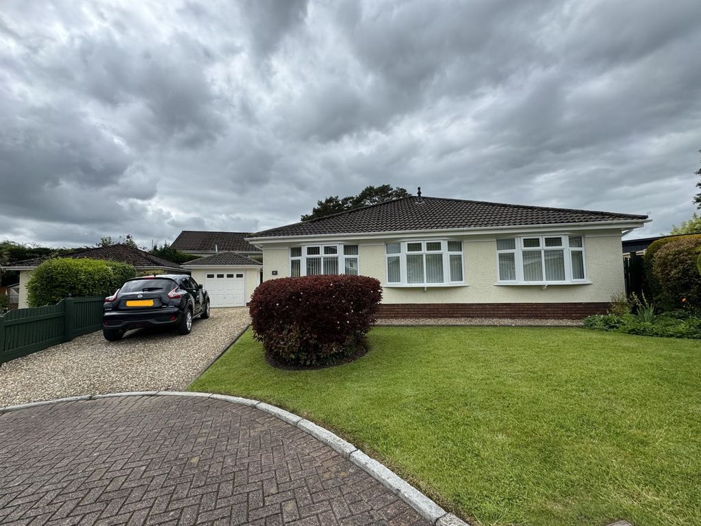 3 bed detached bungalow for sale in Maes Yr Helyg, Llandybie, Ammanford