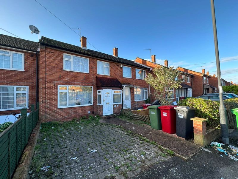2 bed terraced house for sale in Doddsfield Road, Slough SL2, £350,000