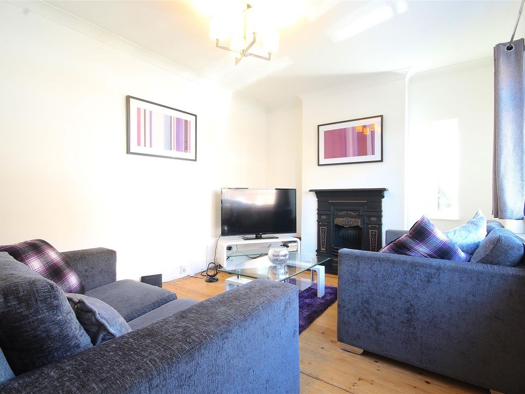 2 bed flat to rent in Primrose Hill, Brentwood CM14, £1,600 pcm Zoopla