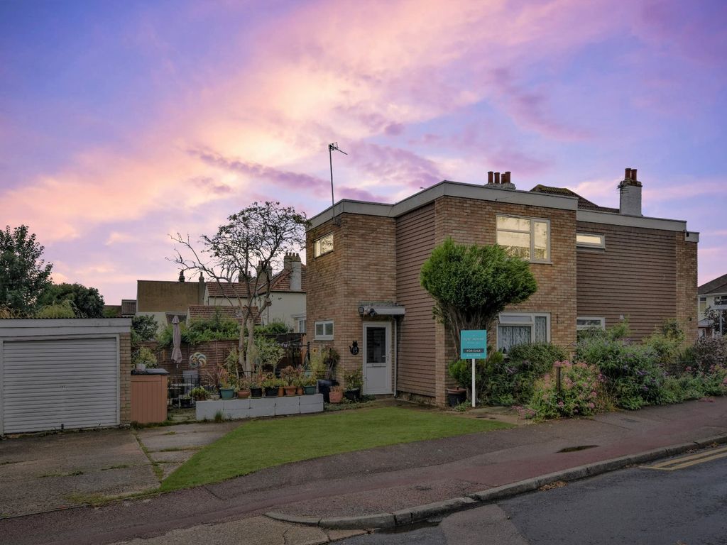 1 bed flat for sale in Blackgate Road, Shoeburyness, Essex SS3, £