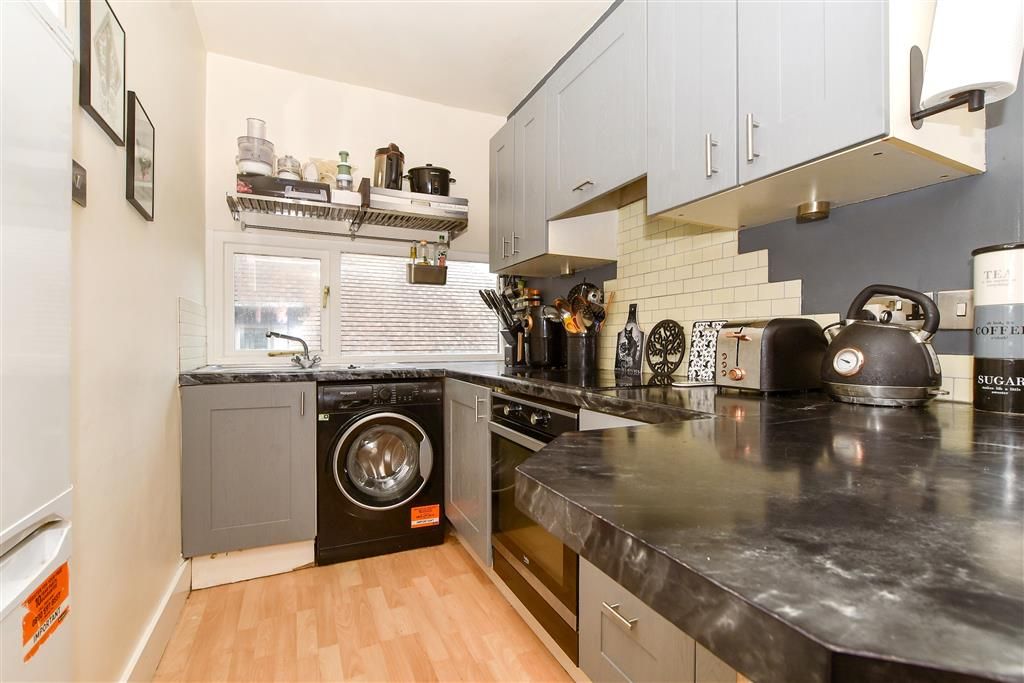 2 bed flat for sale in Egmont Road, Sutton, Surrey SM2, £300,000 Zoopla