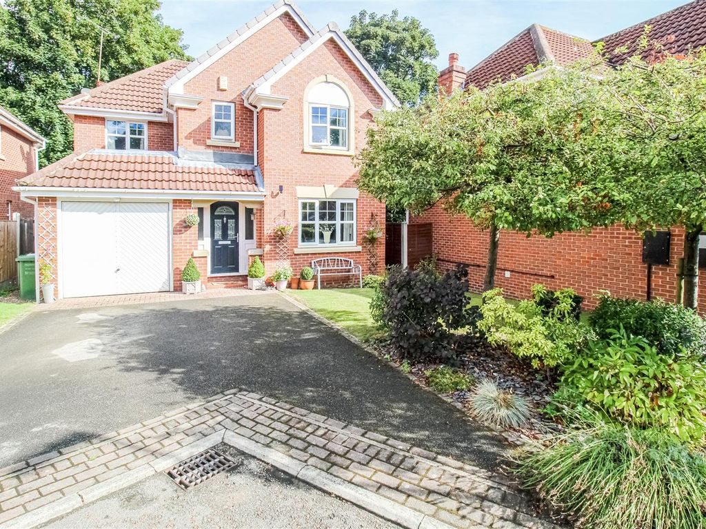 4 bed detached house for sale in Sunny Hill Close, Wrenthorpe