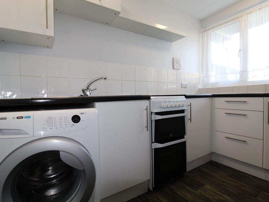 1 bed flat to rent in Crib Street, Ware SG12, £1,000 pcm Zoopla