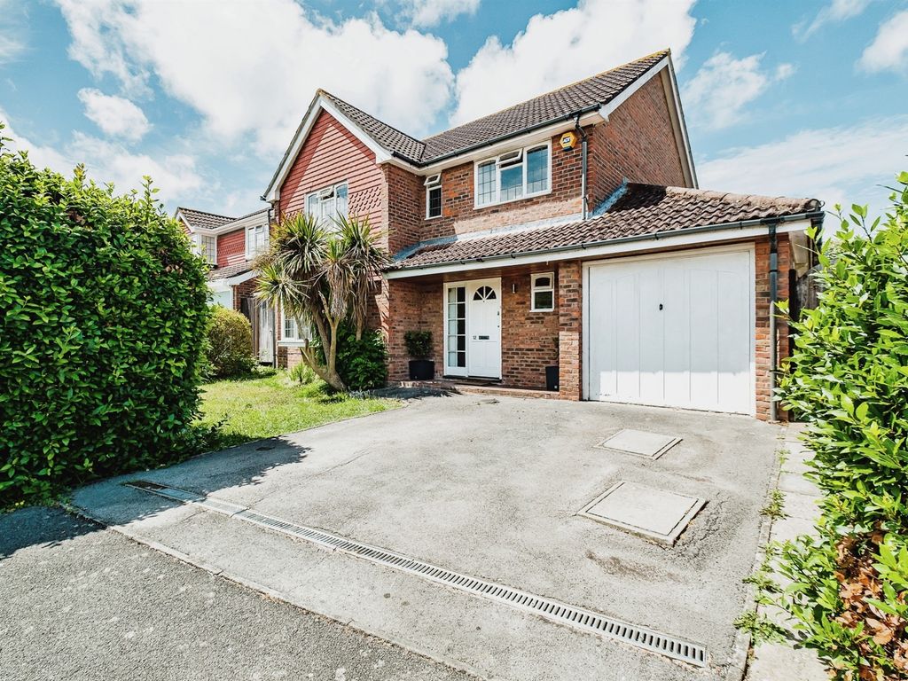4 bed detached house for sale in Bowmans Close, Steyning BN44, £685,000