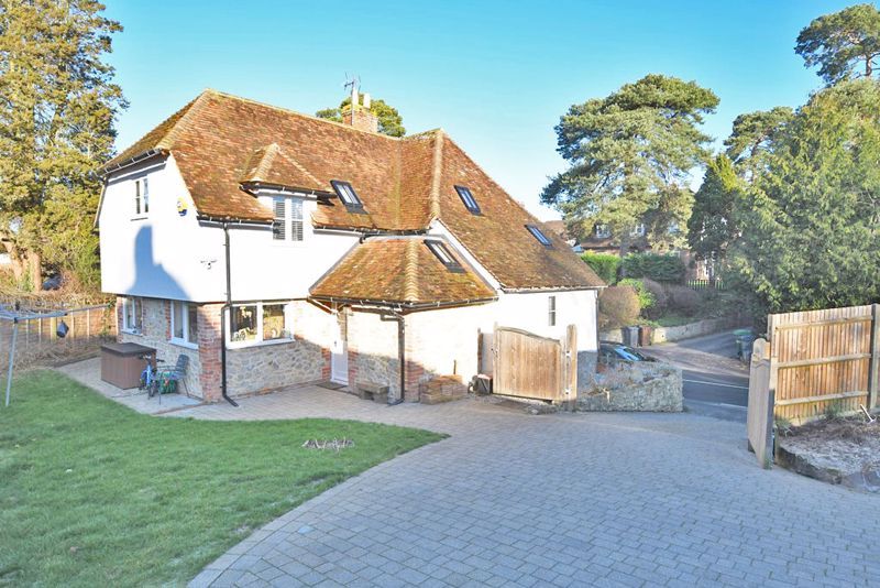 3 bed detached house for sale in Roundwell, Bearsted, Maidstone ME14, £
