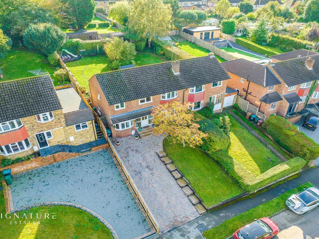5 bed semidetached house for sale in Kindersley Way, Abbots Langley