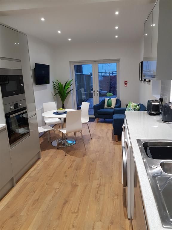 Room to rent in Vastern Road, Reading RG1, £825 pcm - Zoopla