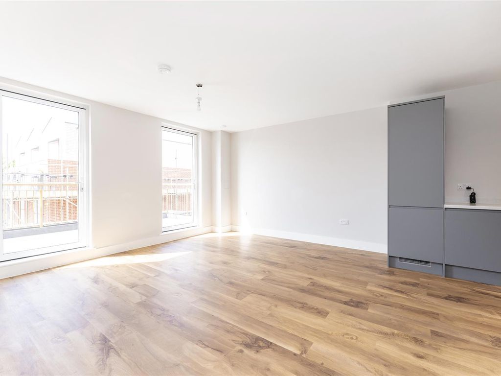 3 bed flat to rent in Boston Road, Hanwell W7, £2,400 pcm Zoopla
