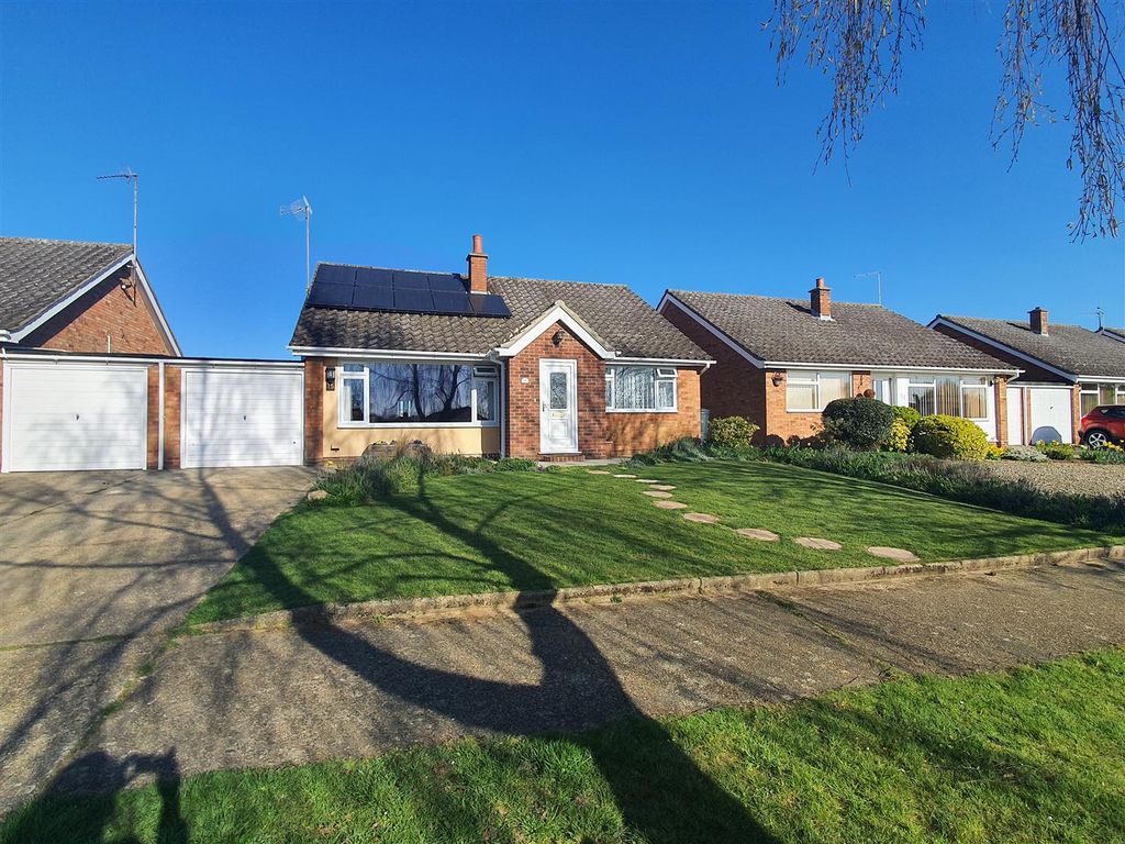 3 bed semidetached bungalow for sale in Charlottes, Washbrook, Ipswich