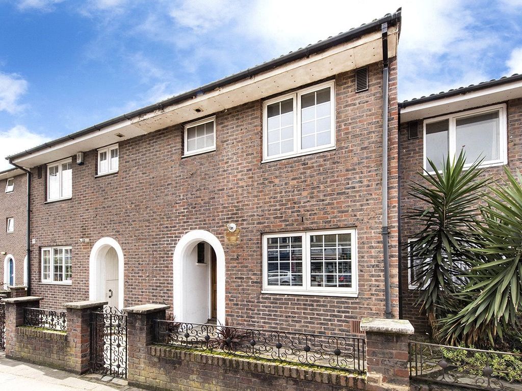 3 bed terraced house to rent in White Horse Lane, London E1, £3,100 pcm