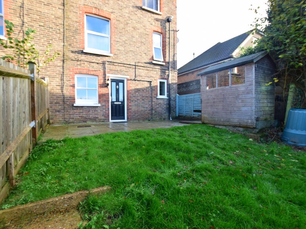 1 bed flat to rent in Western Road, Haywards Heath RH16, £1,050 pcm