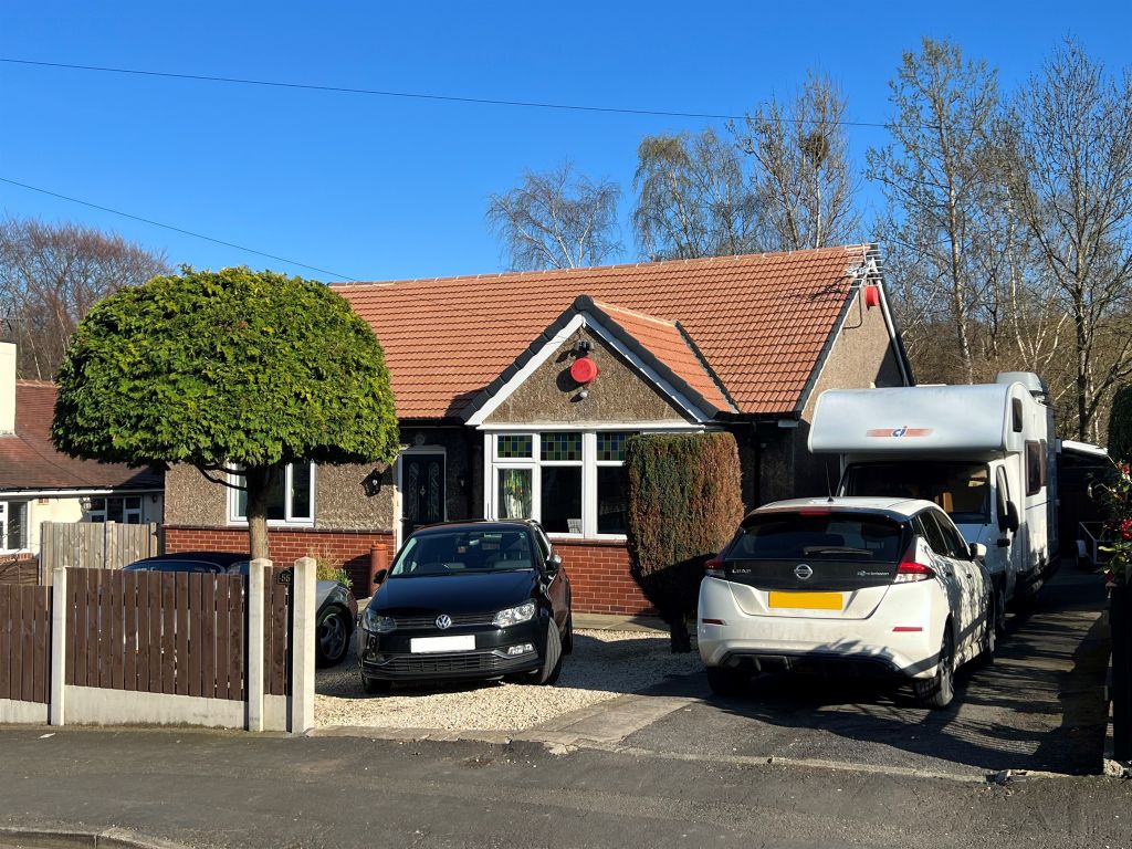 3 bed detached bungalow for sale in Longley Road, Almondbury