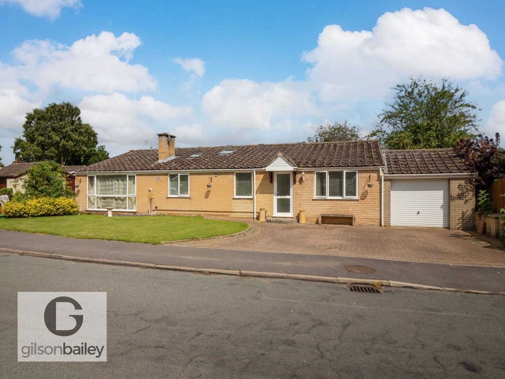 4 bed detached house for sale in St. Michaels Way, Brundall NR13, £