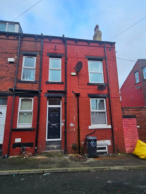 3 bed terraced house to rent in Greenock Place, Armley, Leeds LS12, £