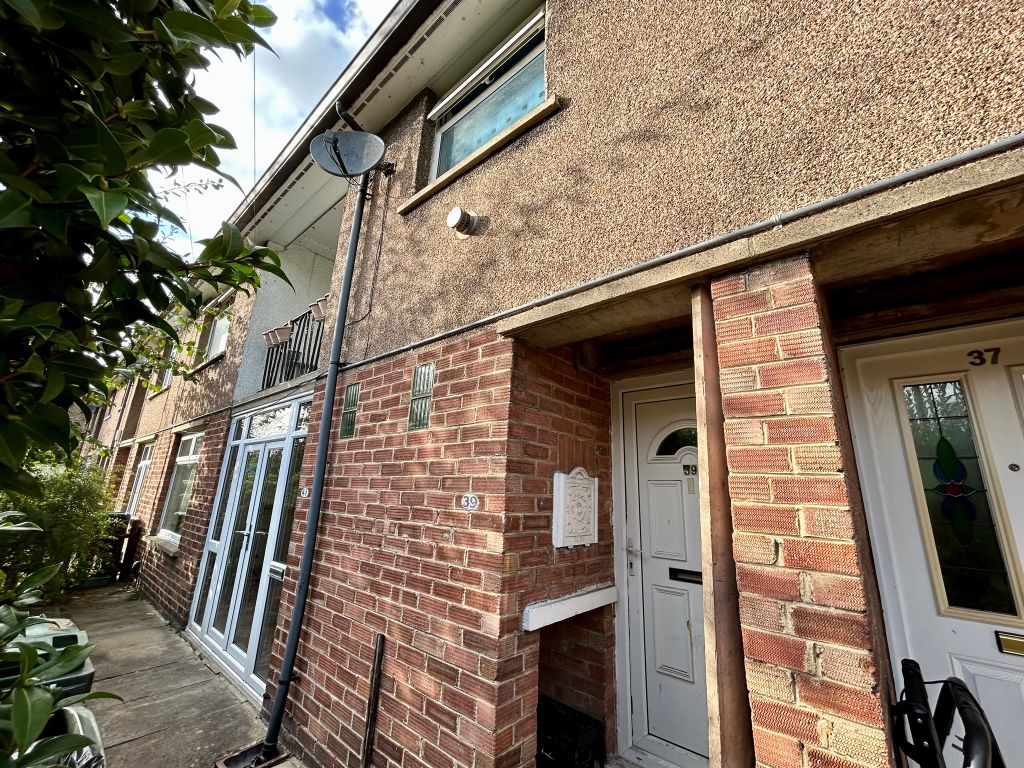 2 bed flat for sale in Glenwood Avenue, Baildon, Shipley BD17, £65,000