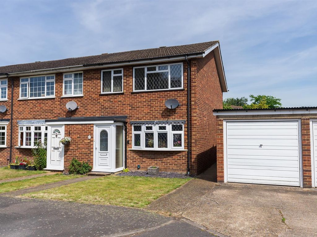 3 bed end terrace house for sale in Vineries Close, Sipson, West