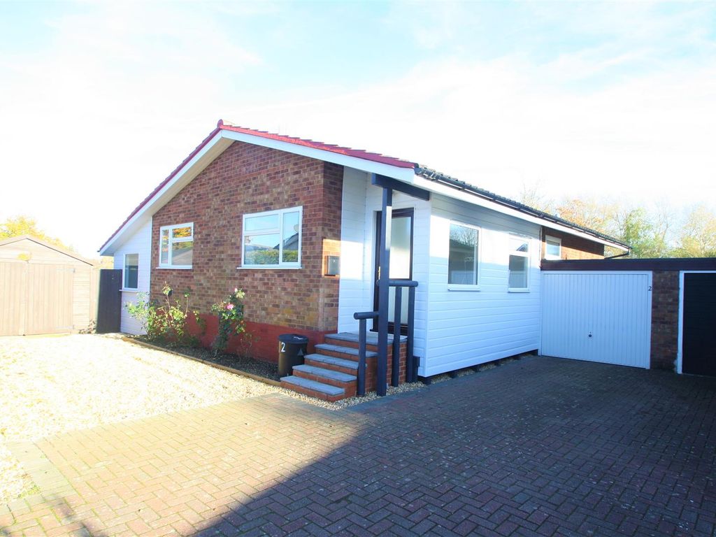 4 bed detached bungalow for sale in Doreen Close, Bletchley, Milton