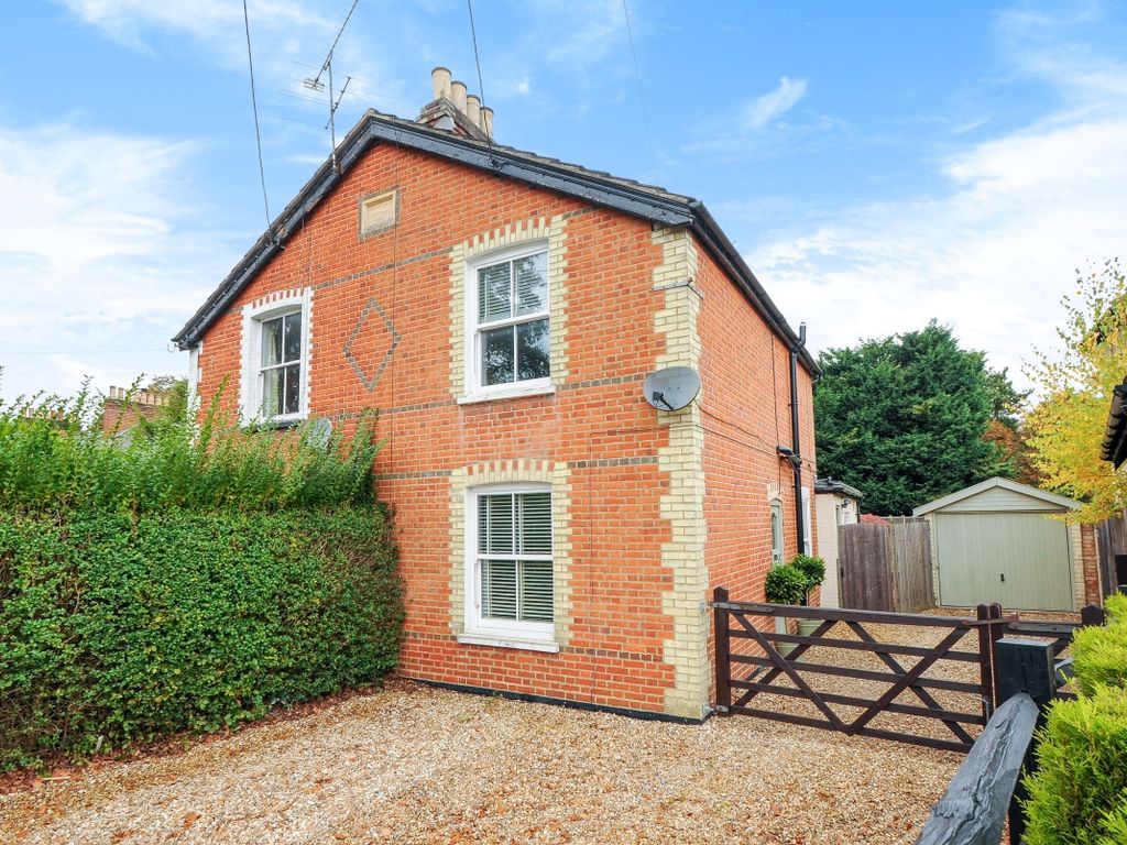 2 bed end terrace house to rent in Chertsey Road, Windlesham GU20, £