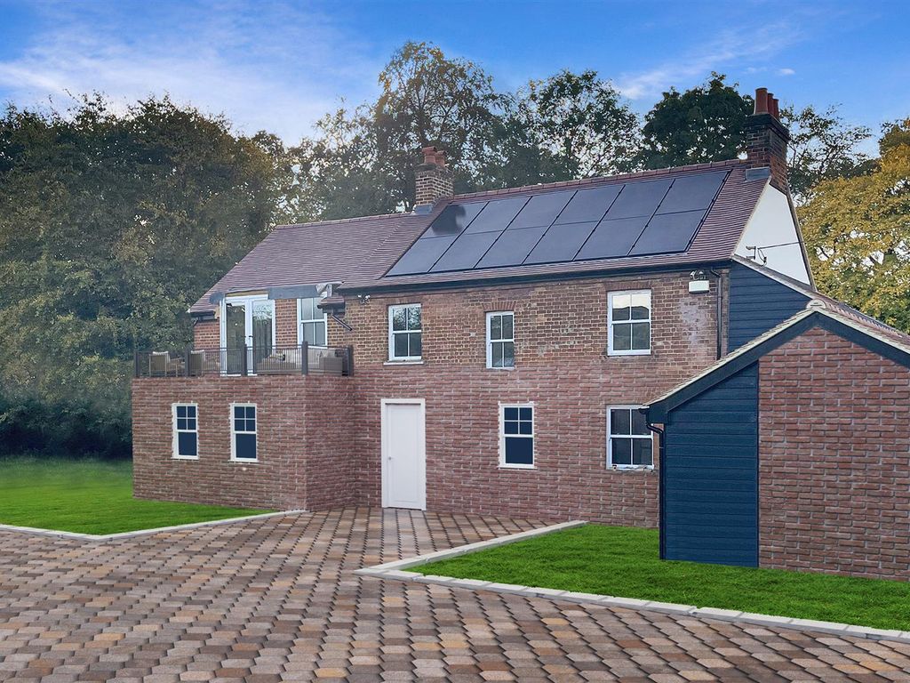 6 bed detached house for sale in London Road, Wendover, Aylesbury HP22