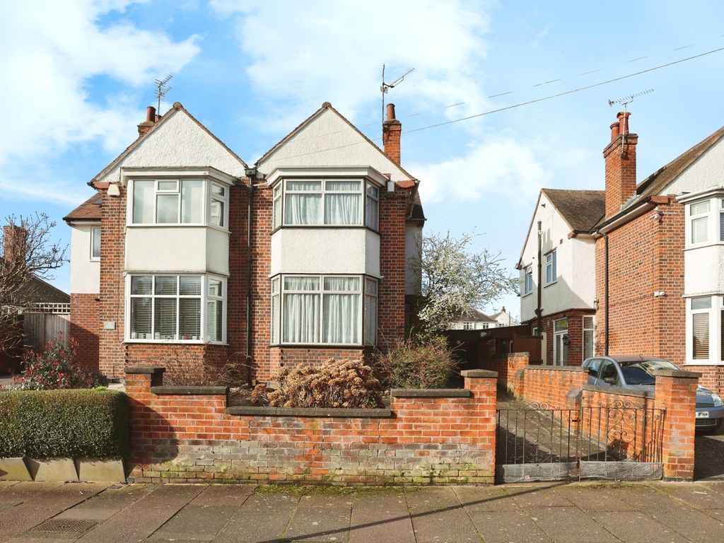 3 bed semidetached house for sale in Gimson Road, Leicester