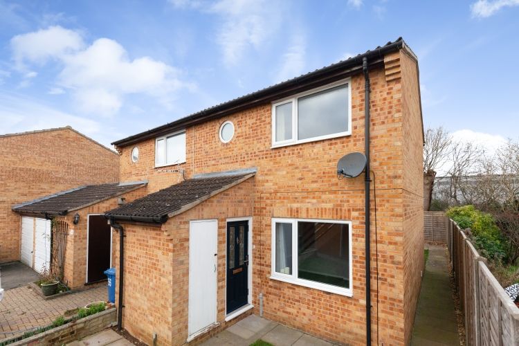 2 bed semidetached house to rent in Isis Avenue, Bicester OX26, £1,250