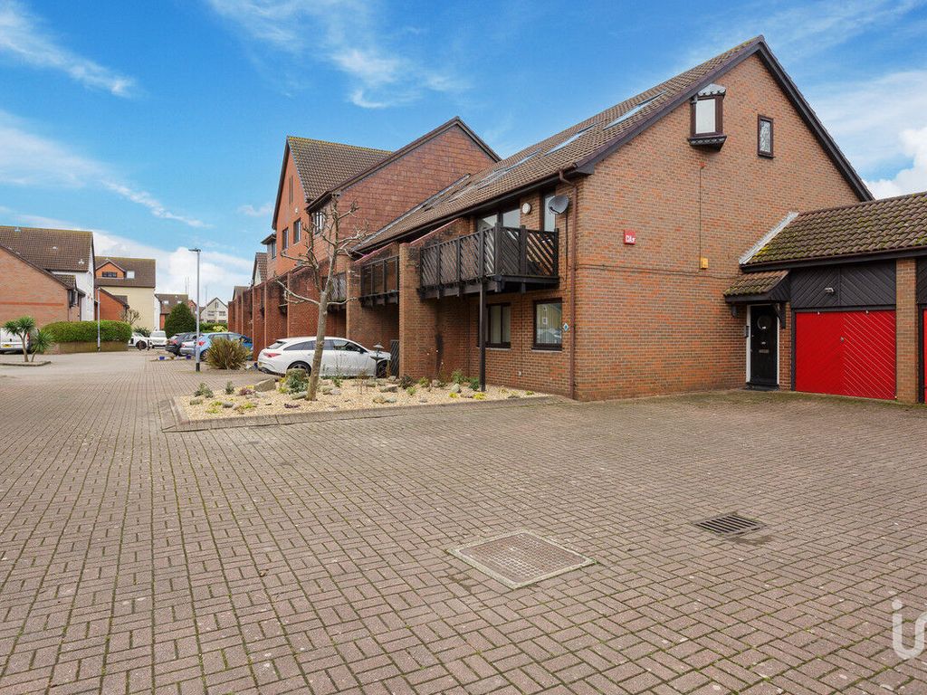 4 bed town house for sale in Cadgwith Place, Portsmouth PO6, £450,000 Zoopla