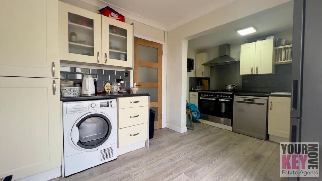 4 bed semidetached house for sale in Broomfield Road, Cheriton