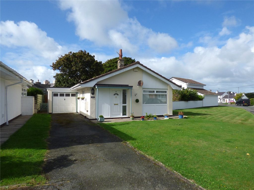 2 bed bungalow for sale in Ffordd Caradog, PontrhydYBont, Caergybi