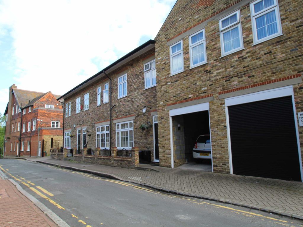 3 bed flat to rent in Charlotte Court, Camden Grove, Chislehurst, Kent