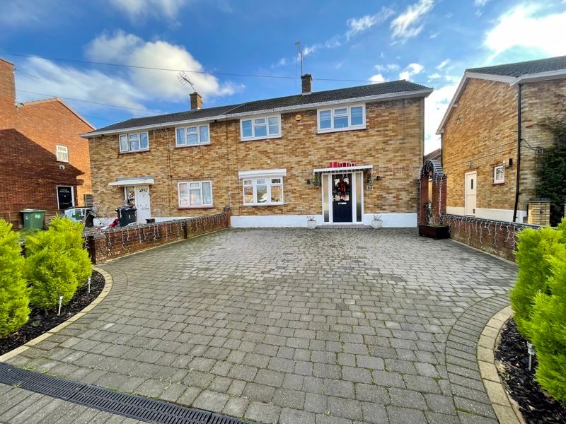 3 bed semidetached house for sale in Oakwood Avenue, Dunstable LU5