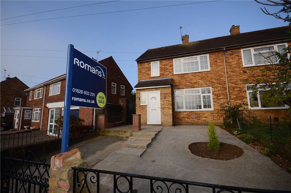 3 bed semidetached house for sale in Doddsfield Road, Slough