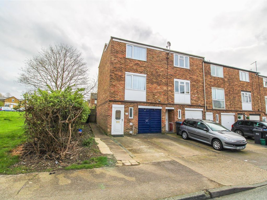 3 bed end terrace house to rent in Brockles Mead, Harlow CM19, £1,600