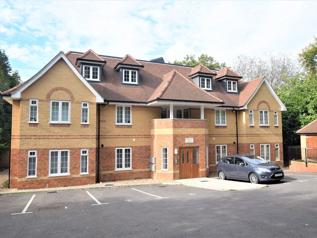 2 bed flat to rent in Maywood Drive, Portsmouth Road, Camberley GU15