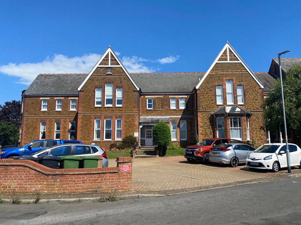 2 bed flat for sale in Valentine Road, Hunstanton, Norfolk PE36, £