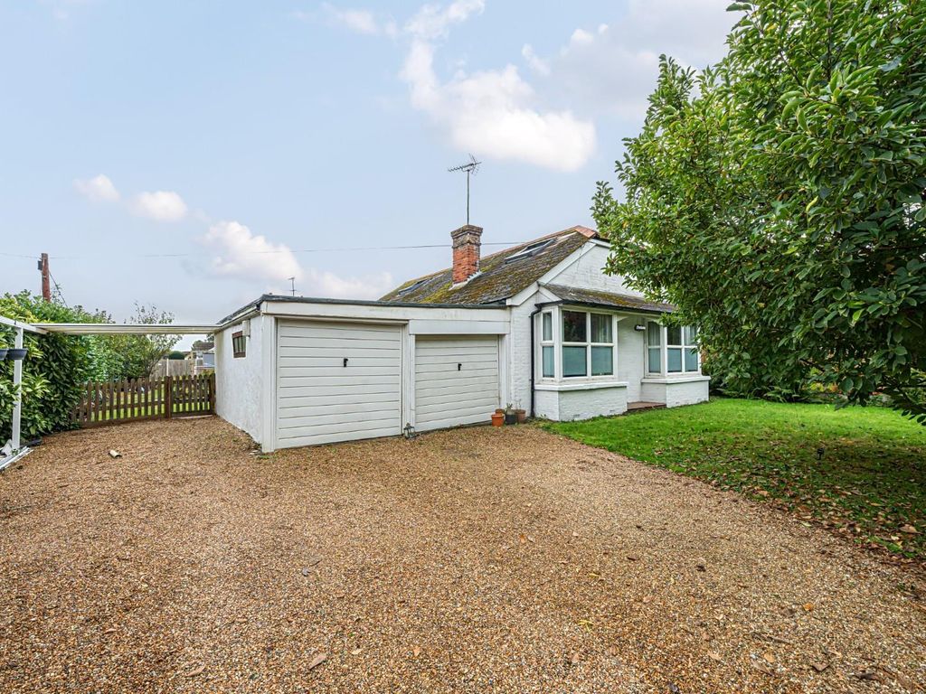 4 bed property for sale in Canterbury Road, Kennington, Ashford TN25, £