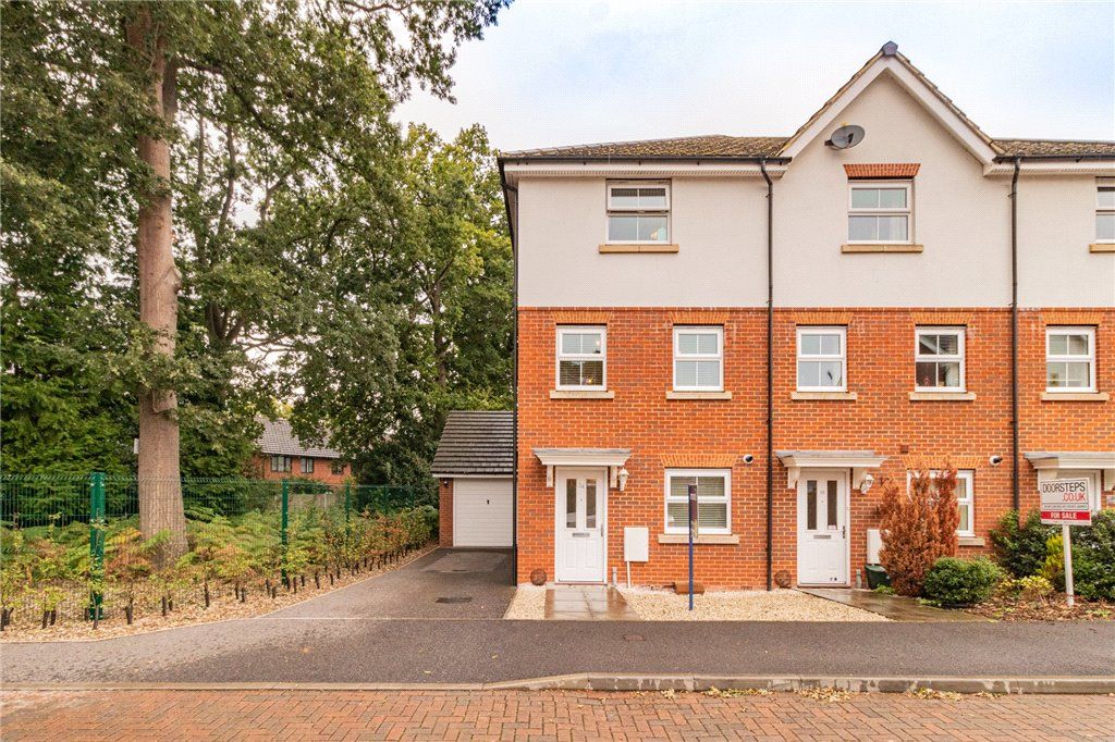 4 bed terraced house for sale in Haskins Drive, Farnborough, Hampshire
