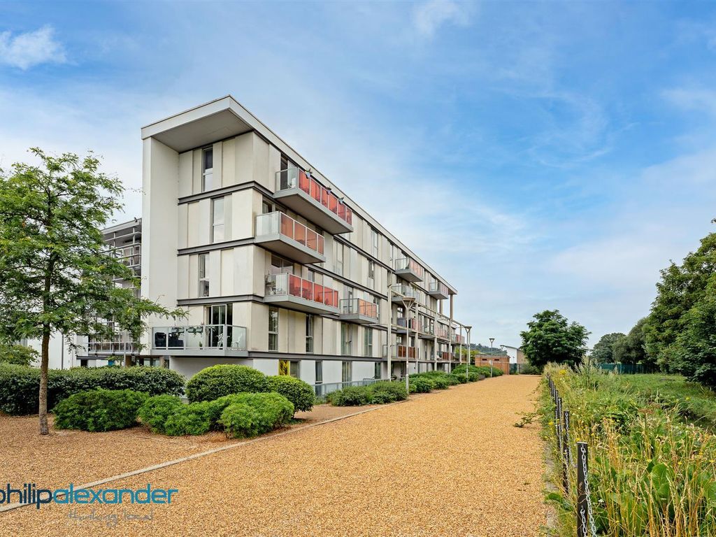 2 bed flat to rent in Kinnear Apartments, New River Village, Hornsey N8