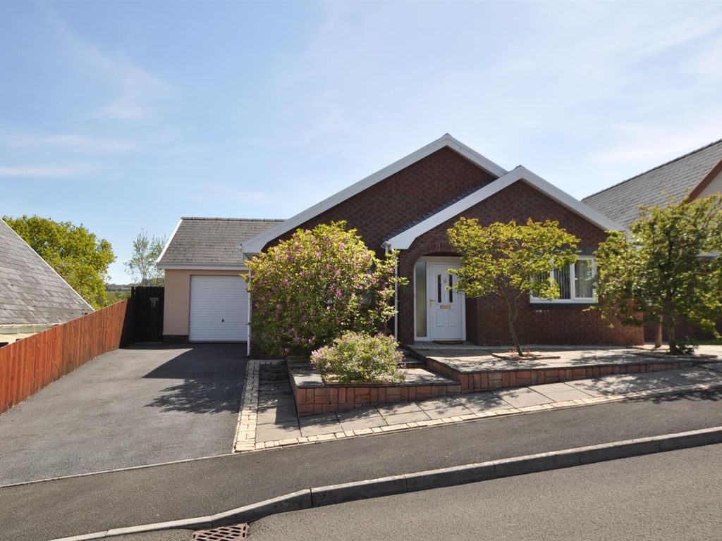 3 bed detached bungalow for sale in Uwchgwendraeth, Drefach, Llanelli