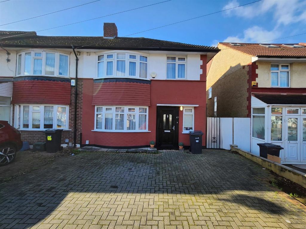 3 bed end terrace house for sale in Torquay Gardens, Ilford IG4, £